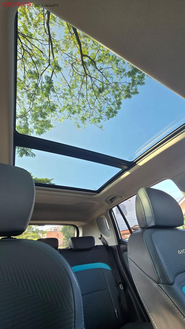 Meski tipe paling bawah, tapi sudah dilengkapi panoramic sunroof nih!