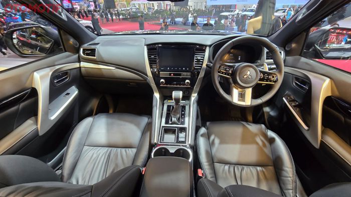 Interior New Pajero Sport warna hitam