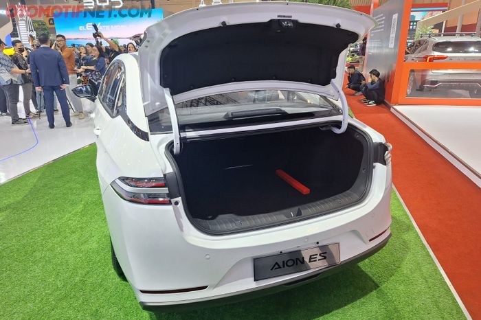 Aion ES dibekali dengan bagasi luas, kapasitasnya 450 liter