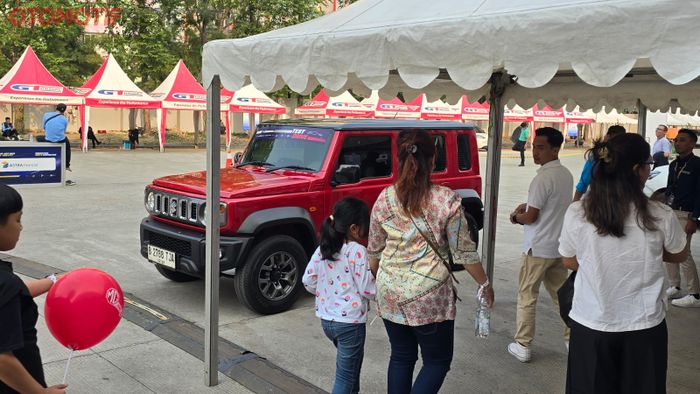 Tak sedikit pengujung yang membawa anggota keluarga, penasaran untuk test drive Suzuki Jimny 5 Door di GIIAS 2024