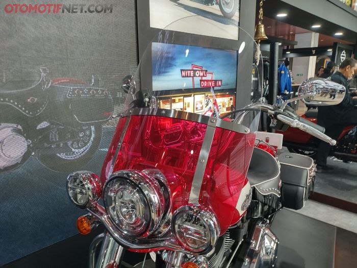 Windshield Harley-Davidson Hydra-Glide Revival juga mengusung kelir two tone
