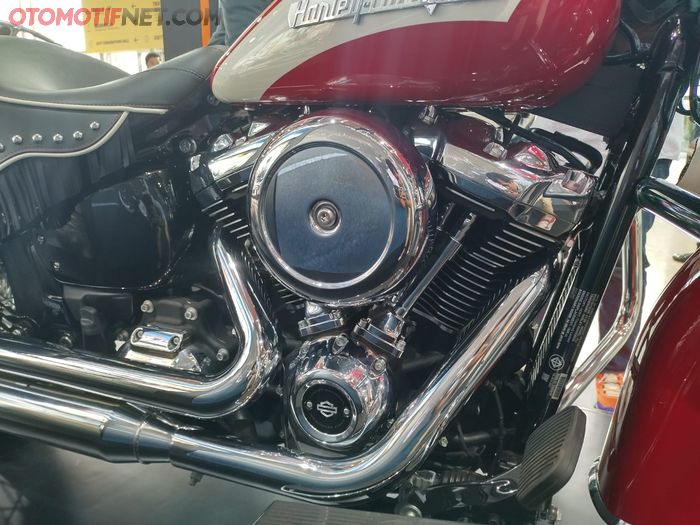 Harley-Davidson Hydra-Glide Revival mengusung mesin v-twin Milwaukee Eight 114 ci dengan breather kit ala hot rod dari Screamin Eagle