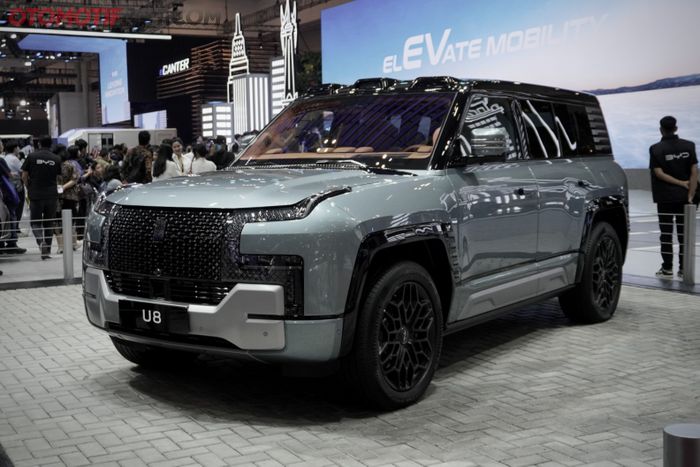 BYD pamer Yangwang U8 di GIIAS 2024, mobilnya canggih bisa berputar