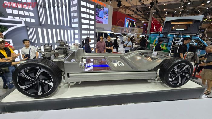 BYD juga pamerkan kecanggihan E-Platform dan Blade Battery yang melengkapi setiap unit mobil BYD di Indonesia