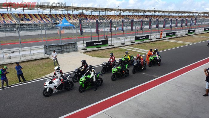 Kawasaki Mandalika Experience menggunakan ZX-25R dan ZX-25RR yang pakai ban IRC Speed Winner MBR 110 TL