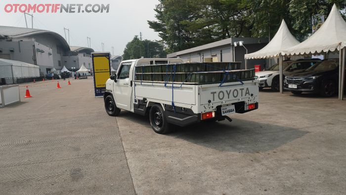 Toyota Hilux Rangga dengan membawa muatan 1,2 ton.