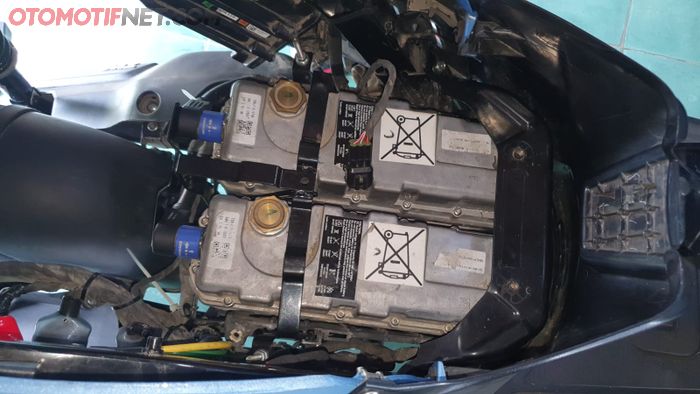 Baterai TVS iQube S ada dua buah di bawah jok, jenis lithium-ion kapasitas 3,4 kWh