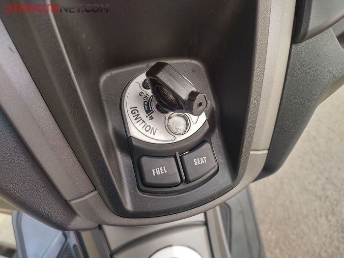 Yamaha NMAX Neo ini menggunakan anak kunci untuk menyalakan motor