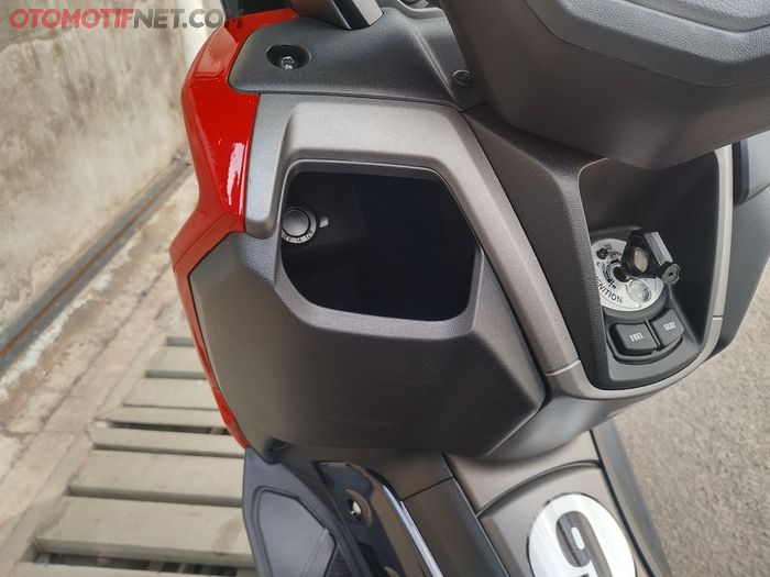 Laci kiri Yamaha NMAX Neo luas, dapat memuat 2 buah botol 600 ml