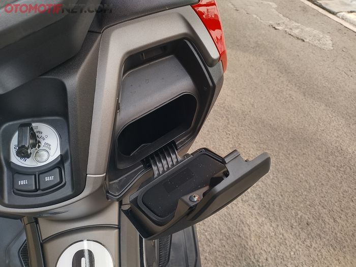 Kompartemen kanan Yamaha NMAX Neo dilengkapi dengan tutup jadi lebih aman