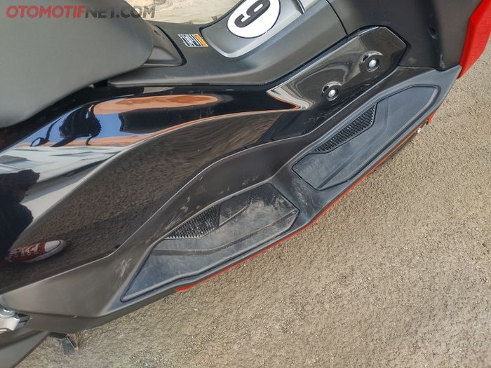 Dek pijakan kaki Yamaha NMAX Neo luas dengan 2 pilihan posisi kaki