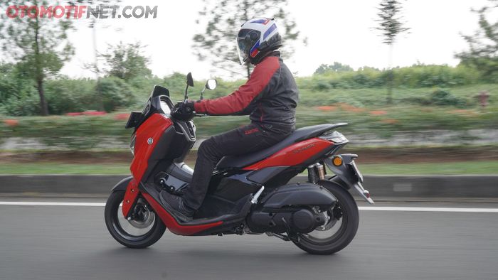 Posisi duduk Yamaha NMAX Neo sangat nyaman untuk harian