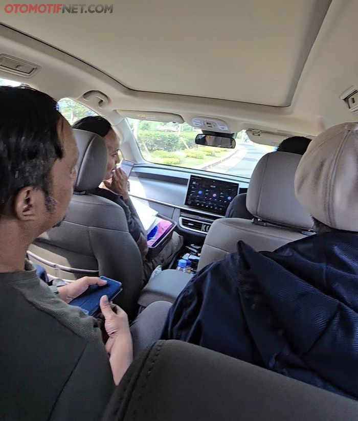 Saat tes nanjak curam, kabin BYD M6 Superior diisi 7 penumpang dewasa