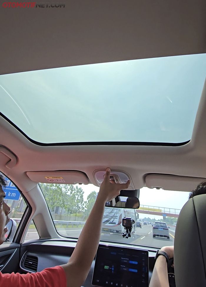 Hadirnya panoramic glass roof menambah kesan lega ruang kabin