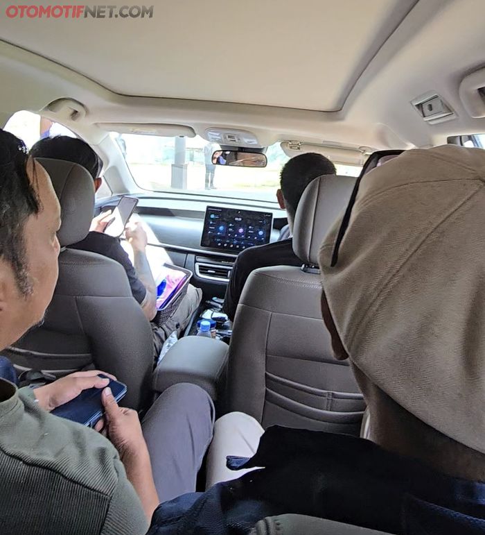 BYD M6 Superior saat dijajal full penumpang