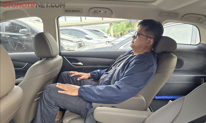 Duduk di jok baris kedua model captain seat untuk penumpang jangkung masih cukup nyaman