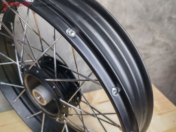 Jari-jari pelek V Rossi XR terpasang di bibir pelek, seperti pada moge adventure