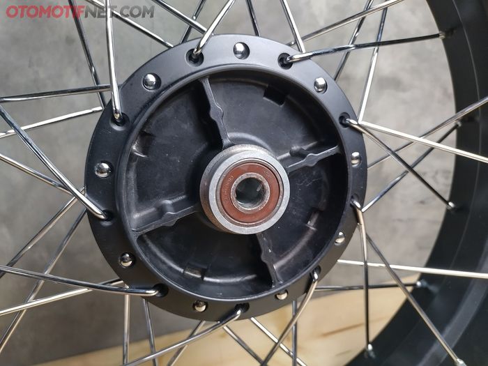 Tromol dan bushing bawaan W175 masih dimanfaatkan di pelek V Rossi XR