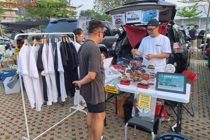 Suddenly Tujuhbelasan 2024 turut diramaikan oleh bazaar bagasi yang menjajakan berbagai produk, nulai dari makanan &amp; minuman, diecast, apparel hingga aksesoris mobil