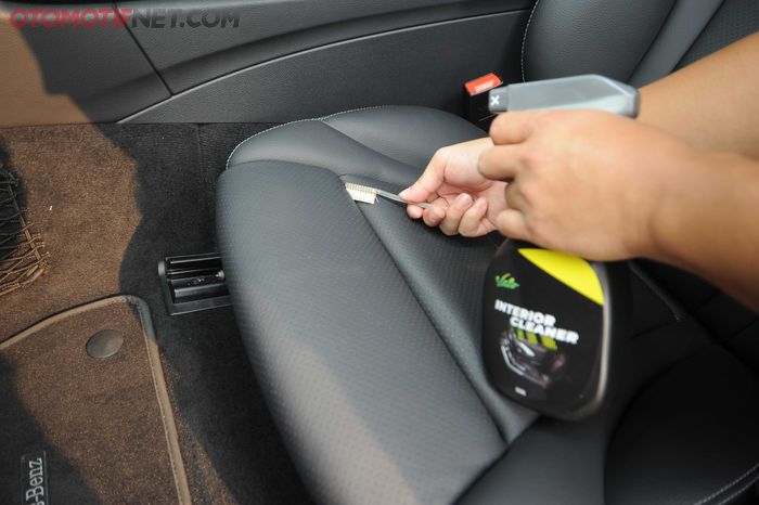 Semprotkan interior cleaner pada jamur yang muncul