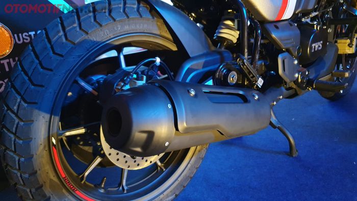 Knalpot TVS Ronin Nimbus dicat hitam secara keseluruhan
