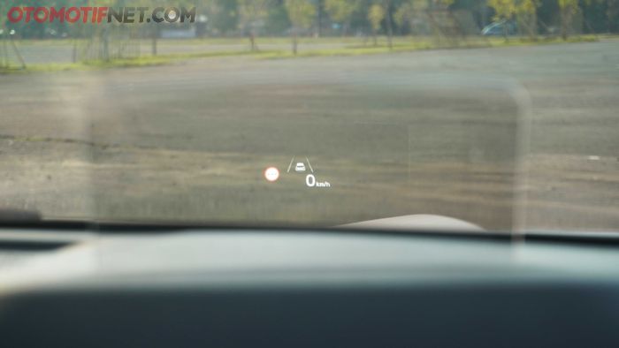 Head up display di Kia Seltos. Pandangan mata jadi fokus ke depan
