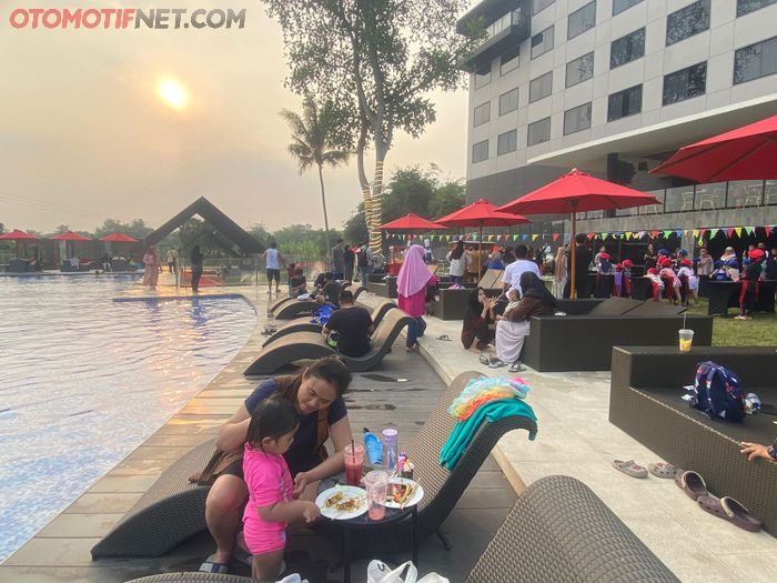 Kolam renang dengan view sore yang menyejukkan