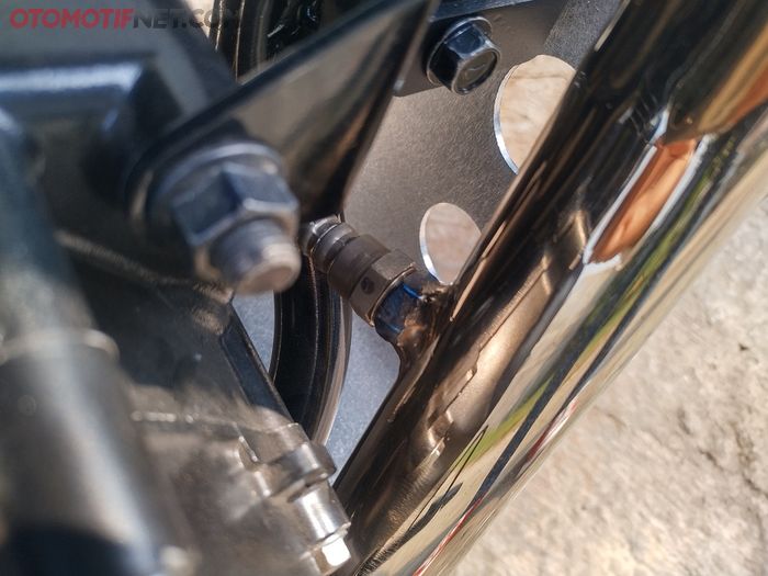 Pada leher knapot baru Kawasaki W175L terdapat dudukan O2 sensor