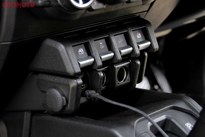 Colokan lighter Suzuki Jimny JB74