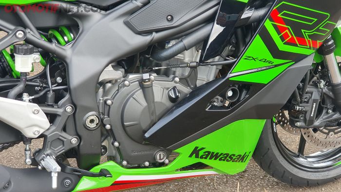 Kawasaki Ninja ZX-4RR andalkan mesin 399 cc 4 silinder segaris