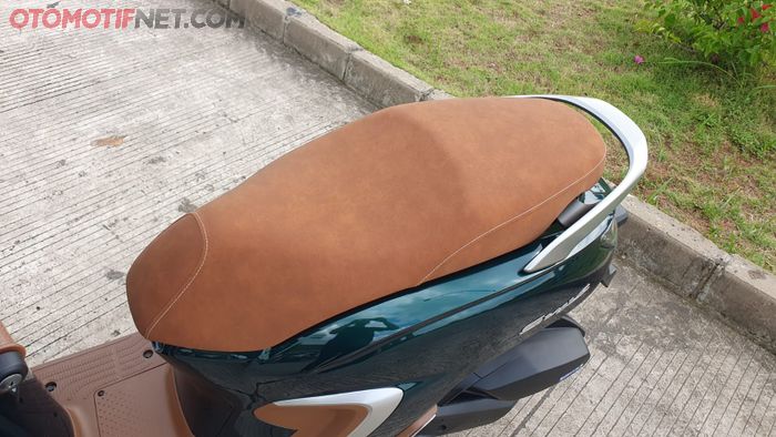 Jok Honda Stylo 160 yang dikasih kulit sintetis dengan tekstur mirip kulit asli