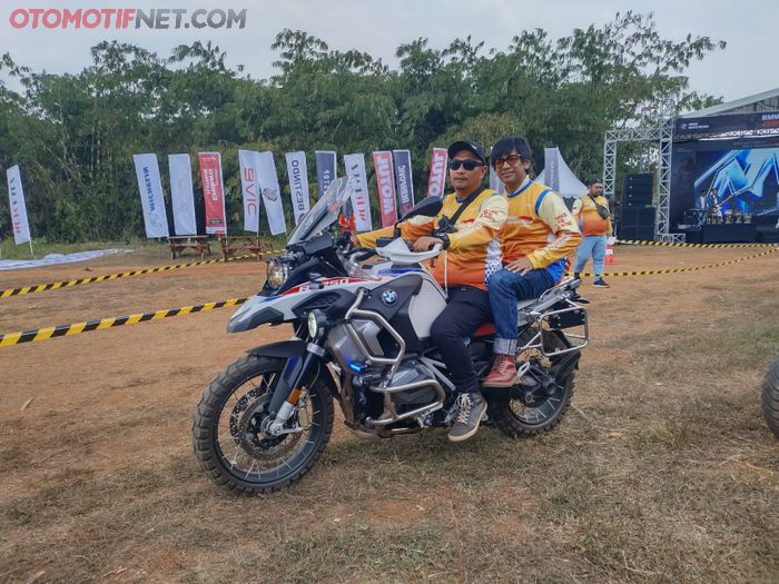 Eh, ada Rian D'Masiv dibonceng BMW R 1250 GS!