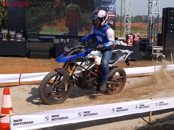 Salah satu obstacle GS Race Indonesia, pengendara harus melewati jalur berpasir