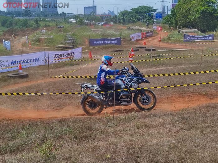 Adu ketangkasan GS Race Indonesia diadakan di trek off-road Pagedangan, BSD