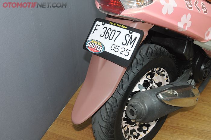 Sepatbor belakang Yamaha Mio juga ikut dicat warna cokelat muda