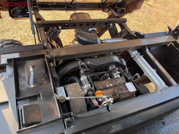 Kawasaki Mule Pro-DXT FE UV dibekali mesin diesel 993 cc 3 silinder OHV 4 tak berpendingin cairan yang terletak di belakang  
