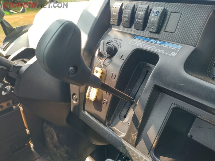 Kawasaki Mule Pro-R-DXT FE UV menggunakan transmisi CVT dengan opsi 2WD