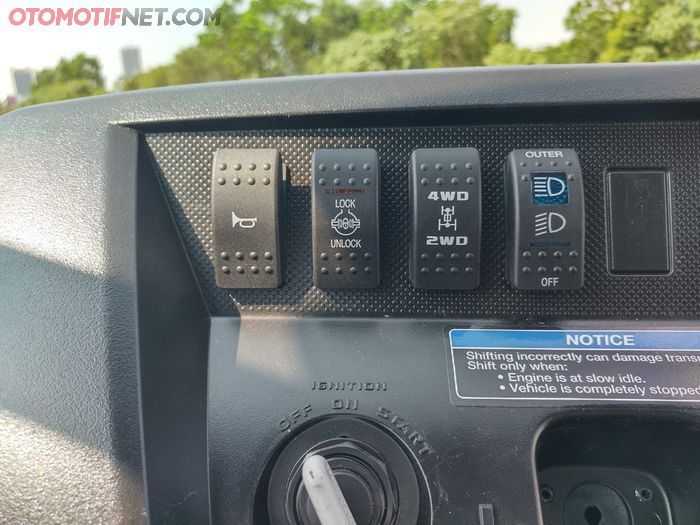 Tombol-tombol di dashboard untuk mengaktifkan fitur Kawasaki Mule Pro-R-DXT FE UV