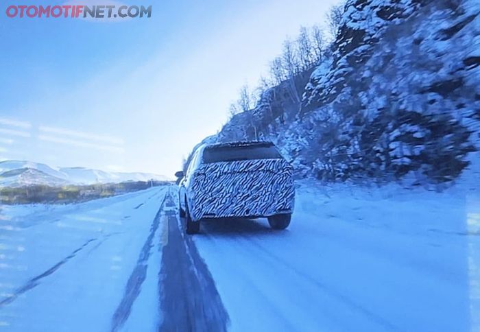 Penampakan bagian belakang mobil baru MG yang lagi dites di jalan bersalju