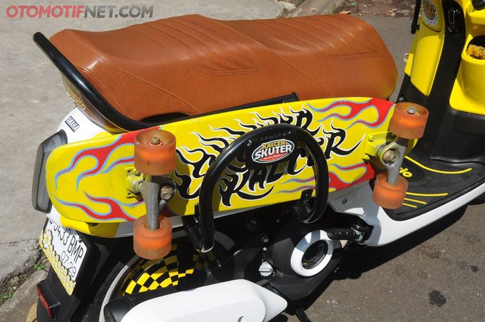 Di kanan Yamaha Fazzio ada rak skateboard, sanggup juga membopong papan surfing