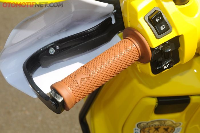 Handgrip Yamaha Fazzio berwarna cokelat dari Ariete