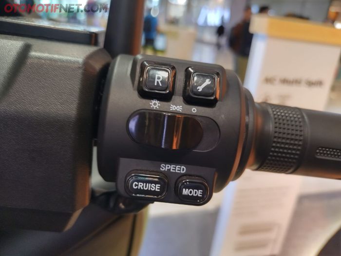 Polytron Fox 500 dilengkapi dengan 3 riding mode dan cruise control