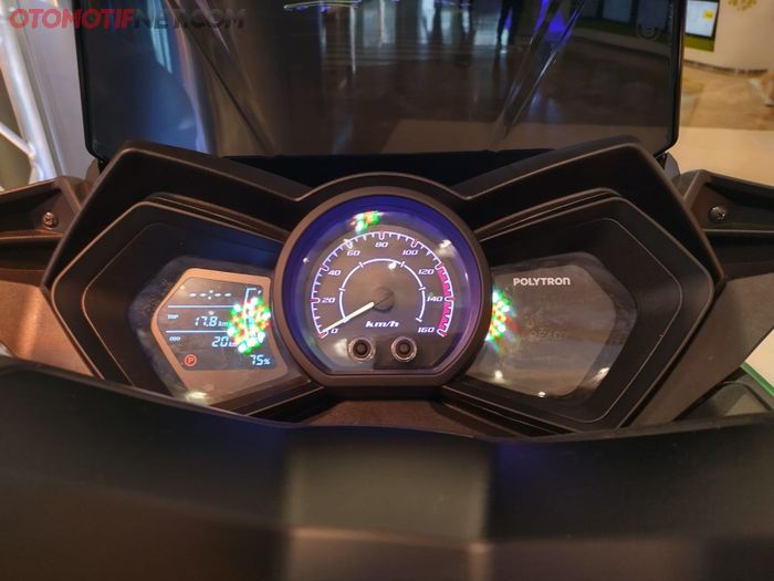 Polytron Fox 500 dilengkapi panel instrumen paduan analog dan digital