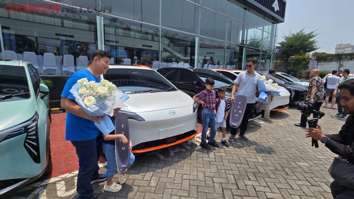 Konsumen terlihat gembira setelah menerima unit AION Y Plus