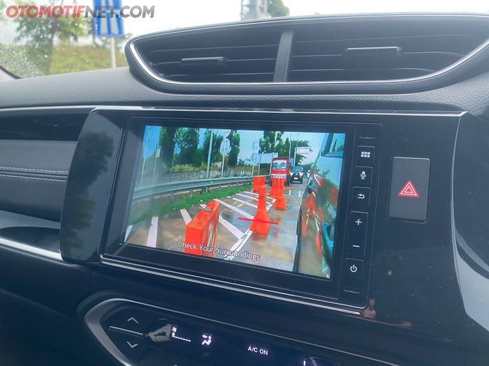 Ada juga fitur kamera blindspot untuk sisi kiri mobil