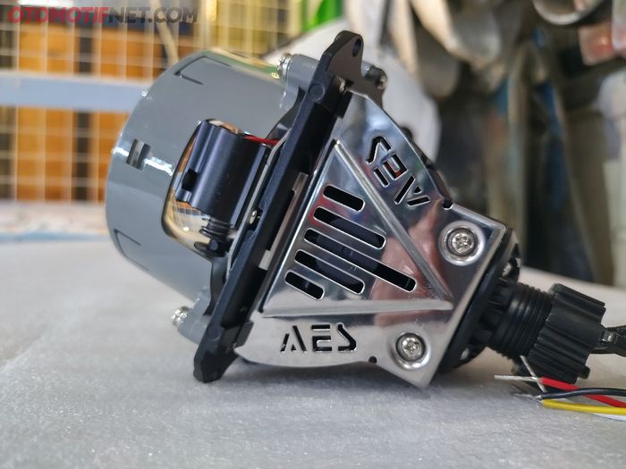 Di bagian driver terdapat kipas untuk mendinginkan LED yang menghasilkan panas saat bekerja