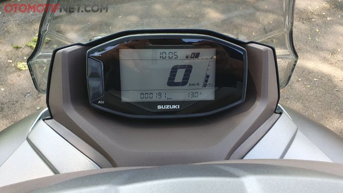 Spidometer Suzuki Burgman Street 125EX dilengkapi dengan info suhu mesin, jarang ada di skutik sekelasnya