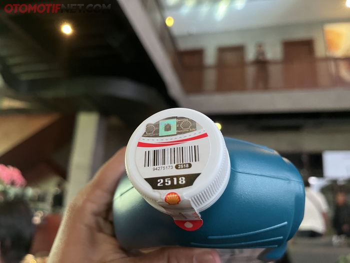 Pindai barcode di tutup botol oli shell untuk mengetahui keasliannya. 