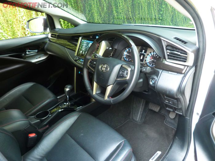 Interior New Toyota Innova Venturer A/T