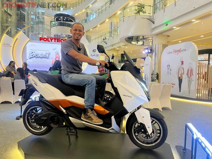 Duduk di Polytron Fox 500, mirip di Yamaha XMAX